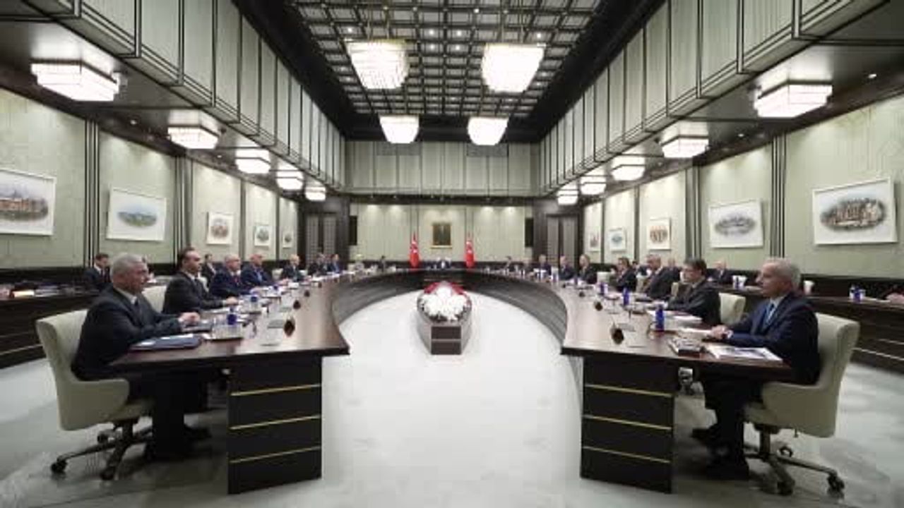 Beştepe'de Kabine Toplantısı: Cumhurbaşkanı Erdoğan Başkanlığında Başladı