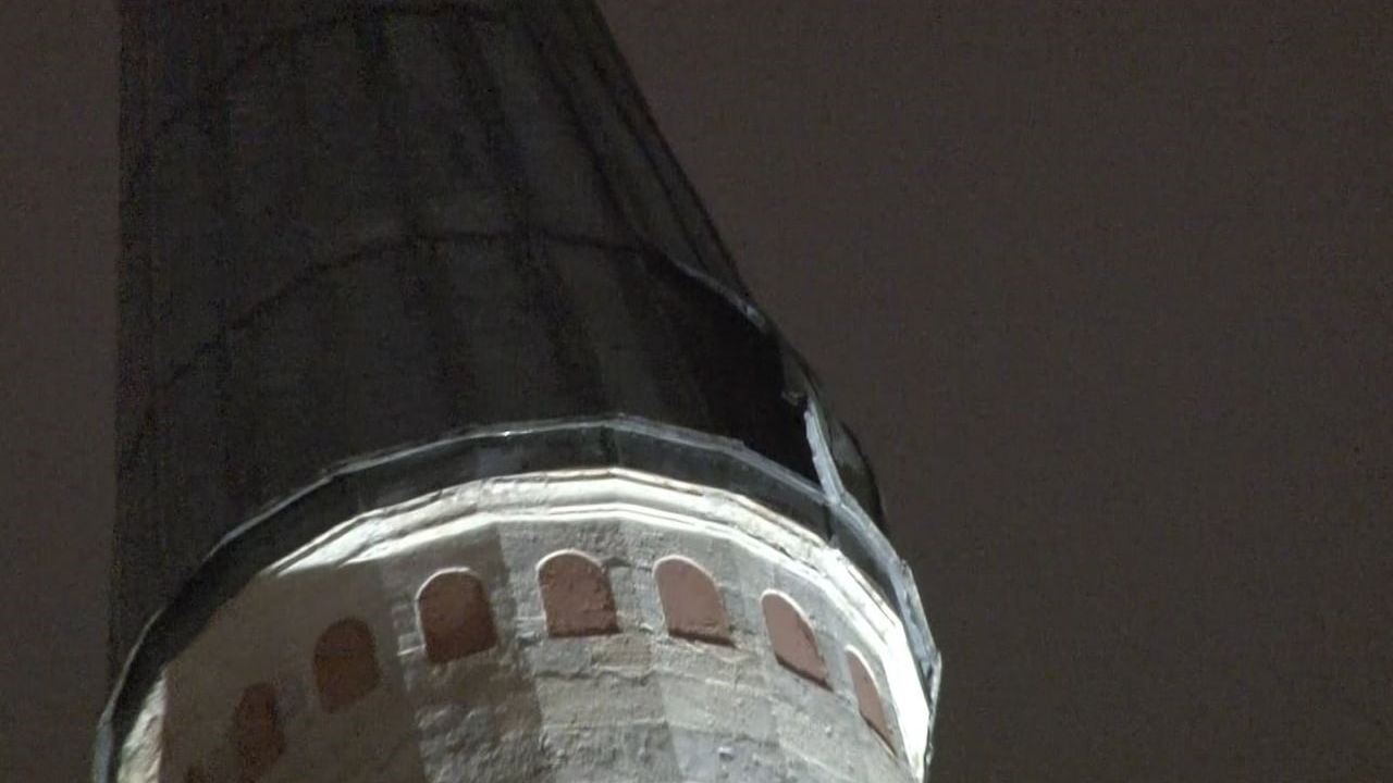 Beyazıt Camii Minaresindeki Kurşun Kaplama Lodosta Söküldü