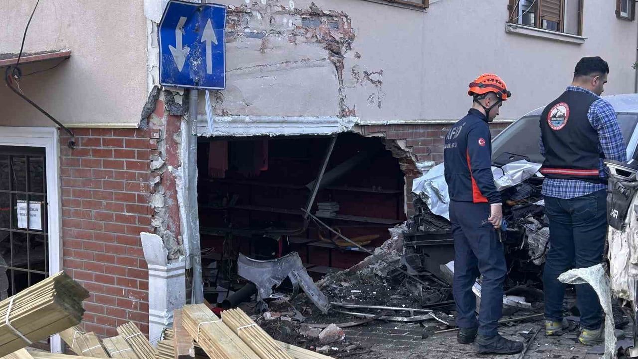 Beykoz'da Kamyon Dükkana Daldı: 2 Ölü, 1 Yaralı