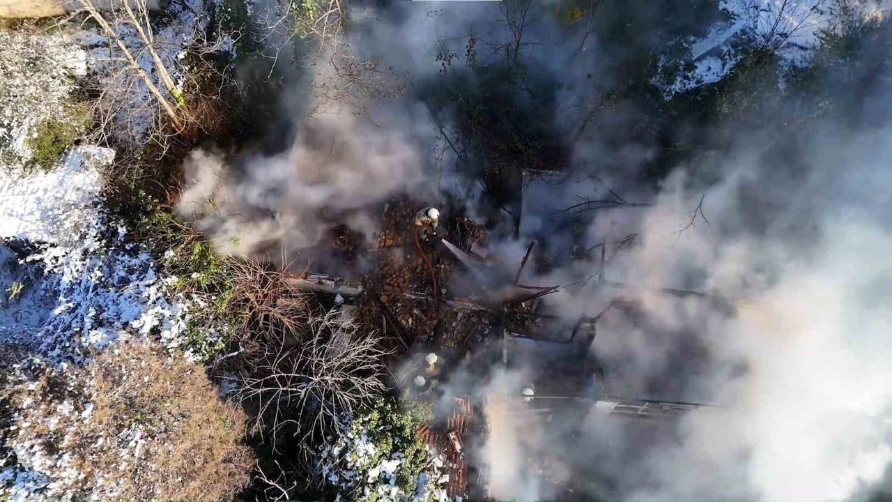 Beykoz'da metruk binada yangın: İtfaiye buzlanma nedeniyle 70 metre uzaklıktan müdahale etti
