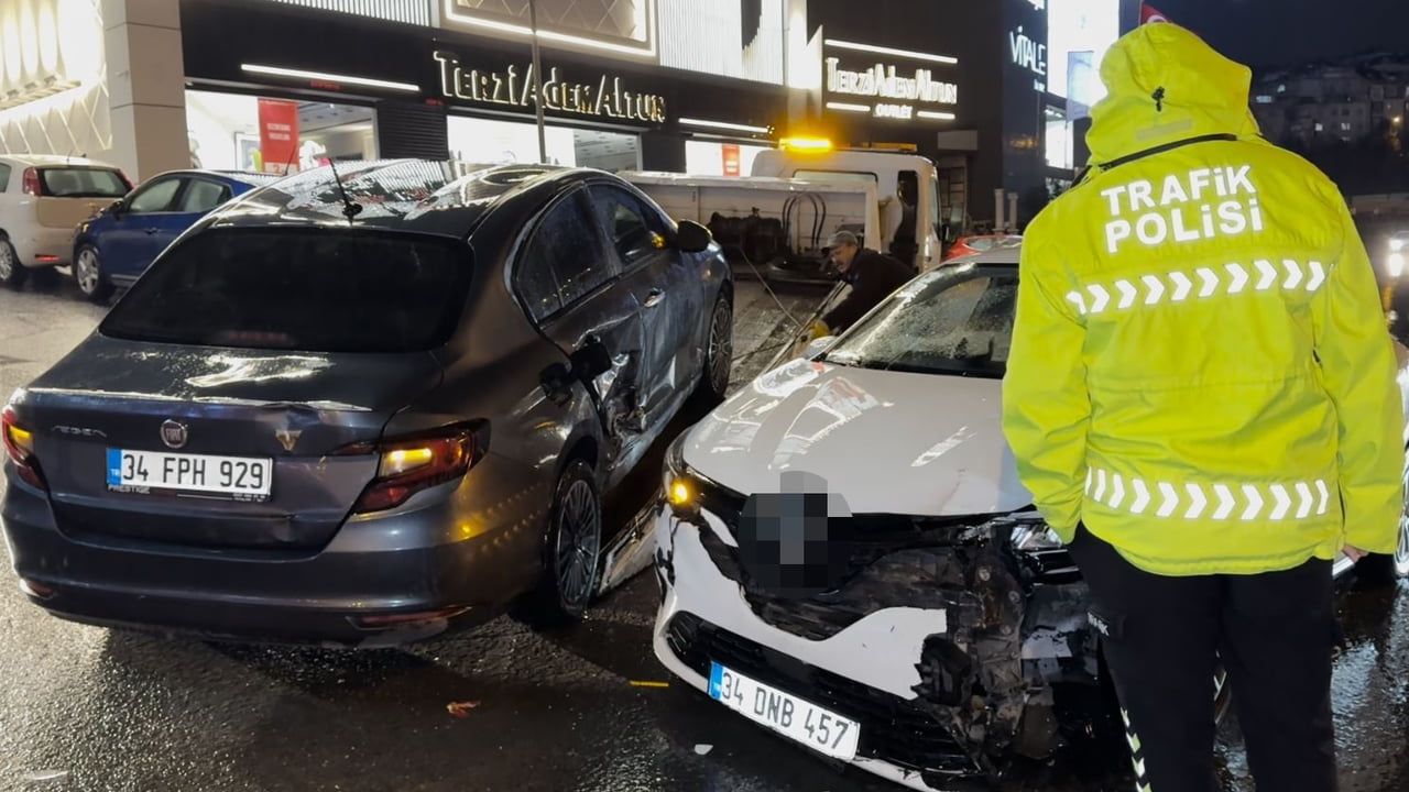 Beylikdüzü E-5'te İki Araç Çarpıştı: 1 Yaralı