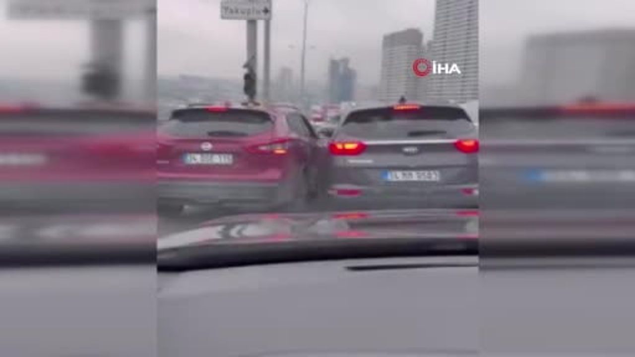 Beylikdüzü E-5'te 'kaynakçı' kazası kavgaya dönüştü: Gençler sürücüye saldırdı