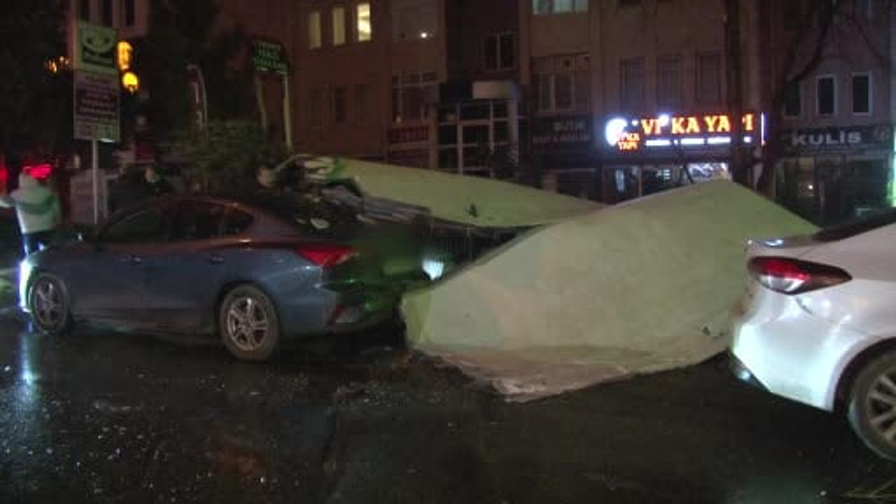 Beylikdüzü'nde Şiddetli Rüzgar 15 Katlı Binanın Dış Cephesini Söktü, Park Halindeki Araca Düştü