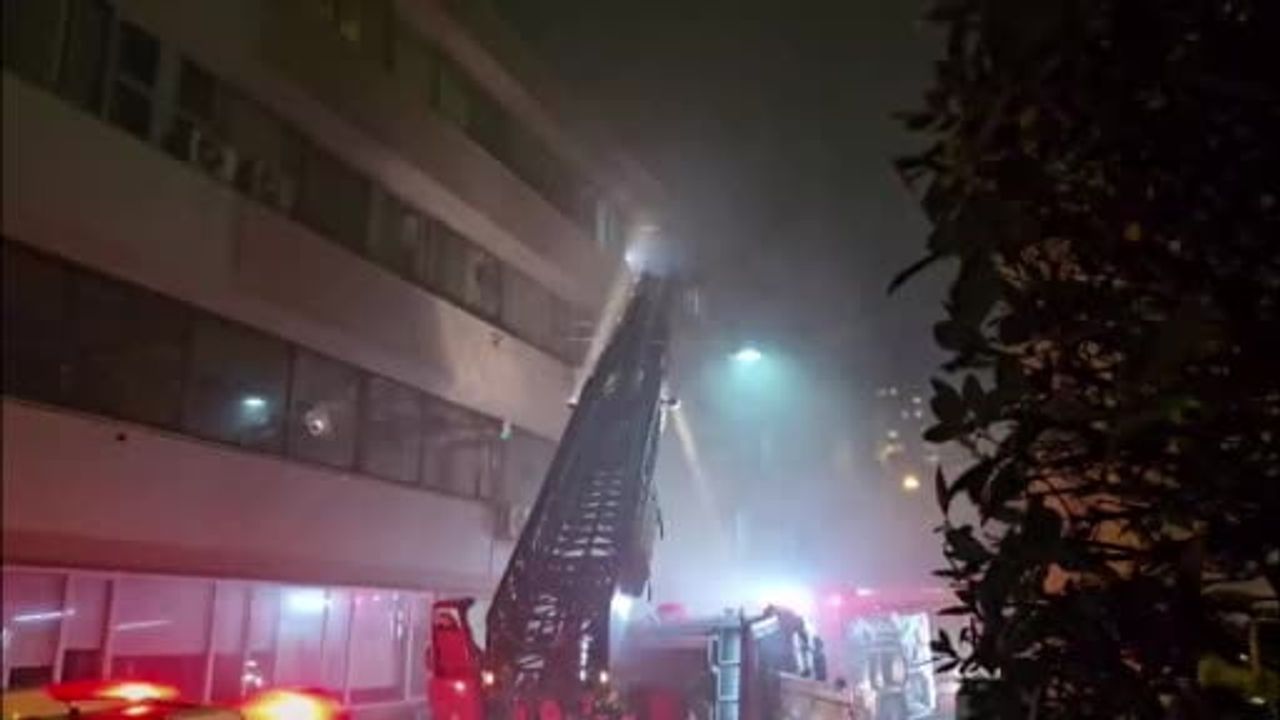 Beyoğlu'da 5 Katlı Otelde Yangın: Çok Sayıda İtfaiye Sevk Edildi