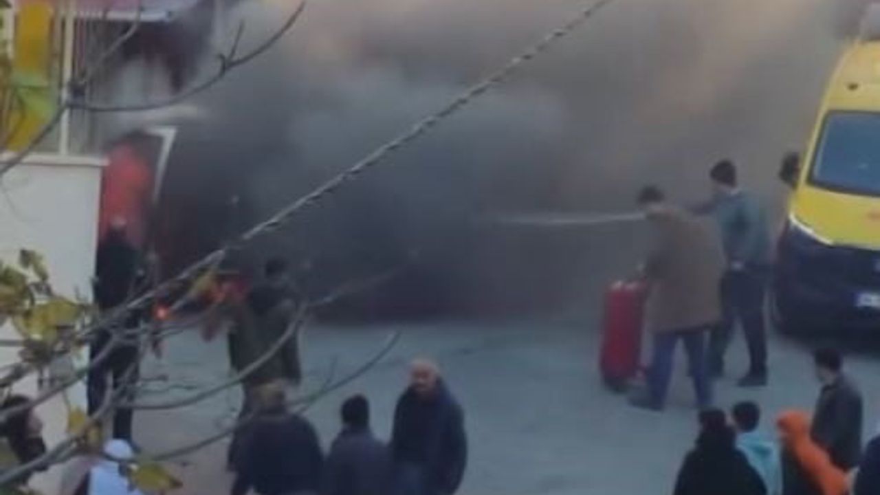 Beyoğlu'da Araç Alev Aldı, Yangın Markete Sıçradı