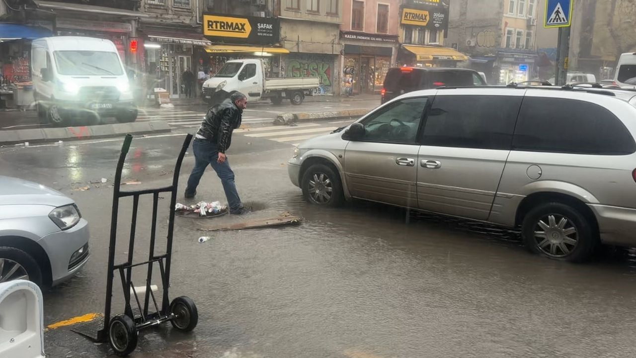 Beyoğlu'da Esnaf Kum Torbalarıyla Su Baskınına Karşı Önlem Aldı