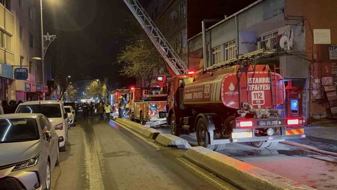Beyoğlu'nda 4 Katlı İş Yerinin Çatısında Yangın — Kontrol Altında