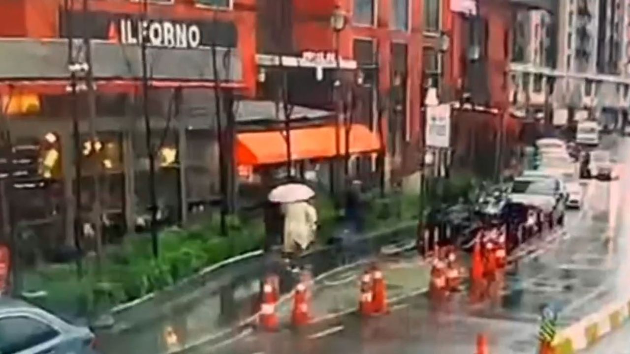 Beyoğlu'nda Fırtına: Devrilen Tabela Altında Kalan Kadın Ağır Yaralandı