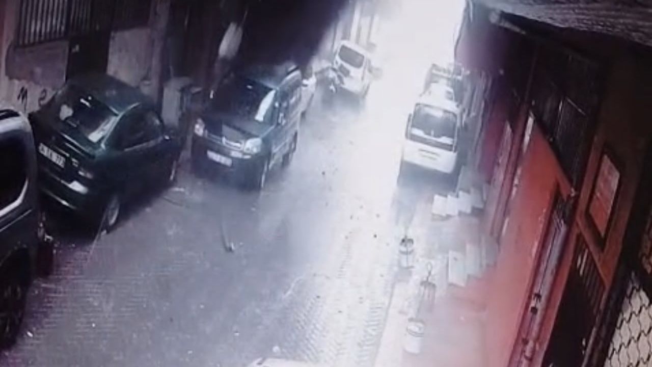 Beyoğlu’nda Lodos Dehşeti: Uçan Çatı Saniyelerle Kurtardı, O Anlar Kamerada