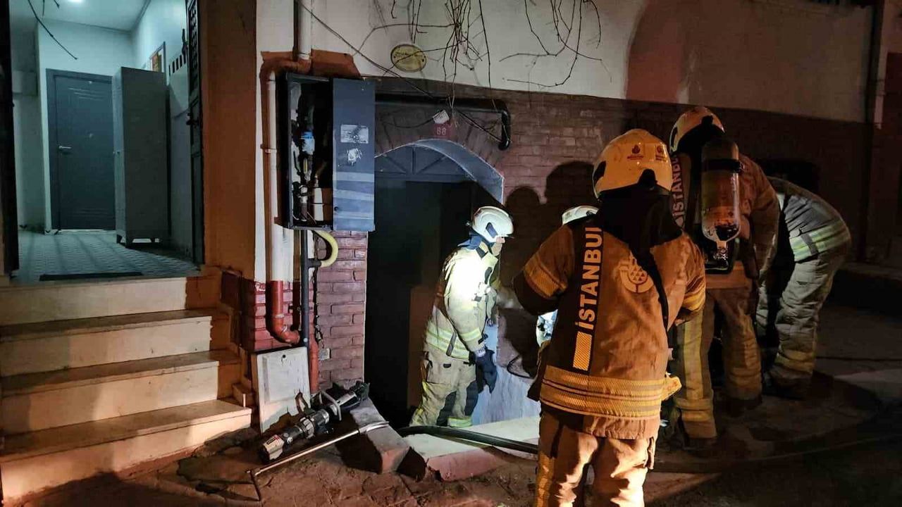 Beyoğlu'nda Otel Yangını: Mahsur Kalan 3 Kişi Kurtarıldı