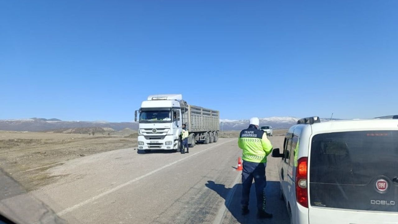 Beypazarı'da Jandarma Trafik Denetimi: Tonaj, Kış Lastiği ve GBT Kontrolleri