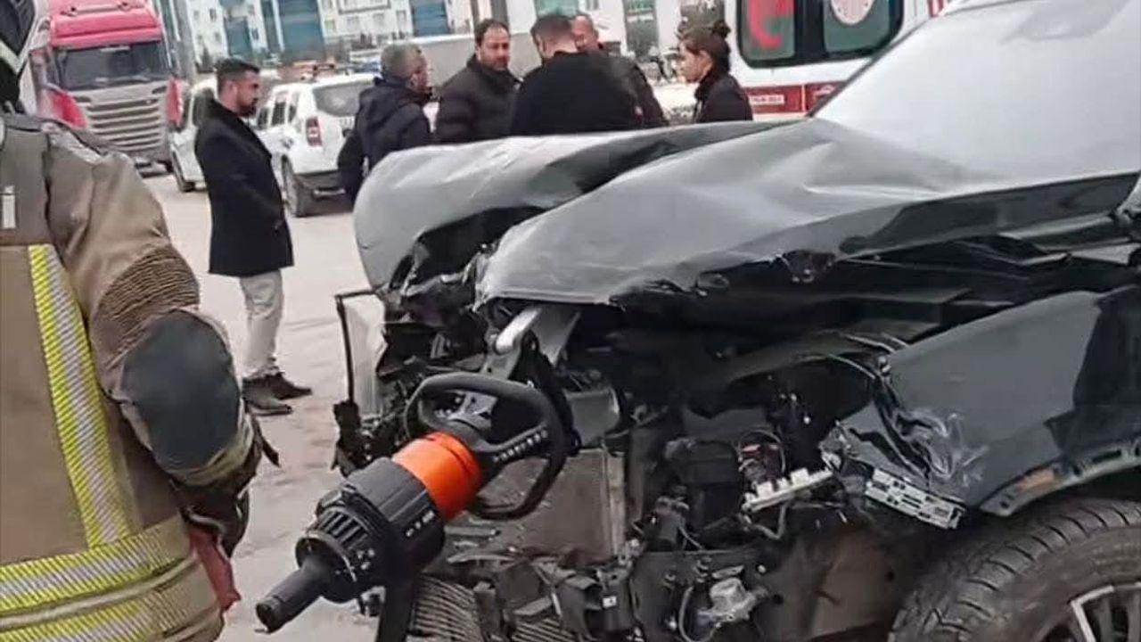 Beypazarı'nda İki Otomobil Çarpıştı: 3 Kişi Hafif Yaralandı