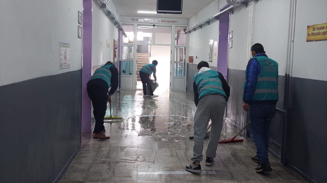 Beyşehir’de Denetimli Serbestlik Yükümlüleri Ara Tatilde Okulları Temizledi