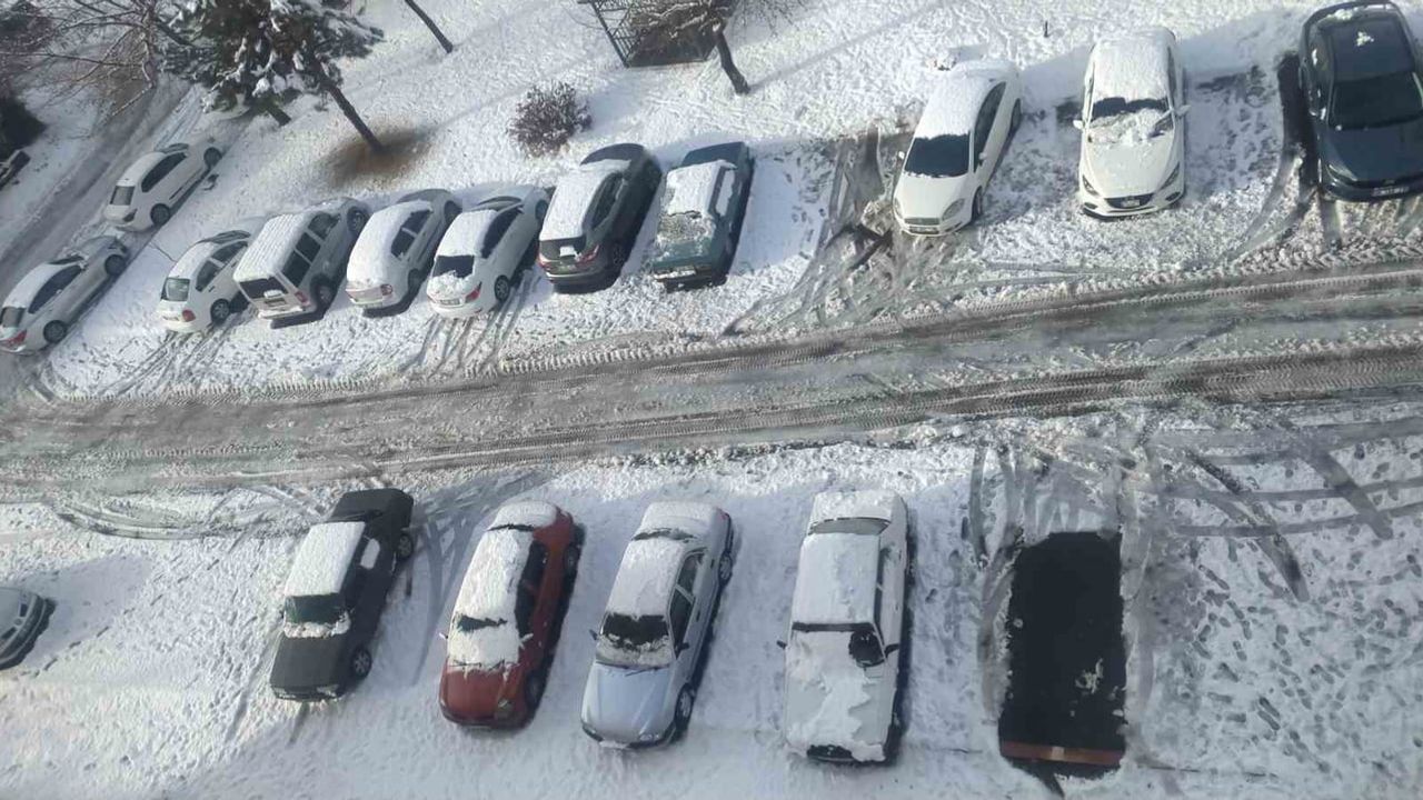 Beyşehir'de Lapa Lapa Kar: Trafikte Aksamalar ve Kentte Sevinç