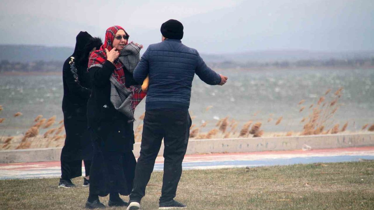 Beyşehir’de Şiddetli Fırtına: Gölde Balıkçılar Durdu, Kamyon Kasası Yola Savruldu