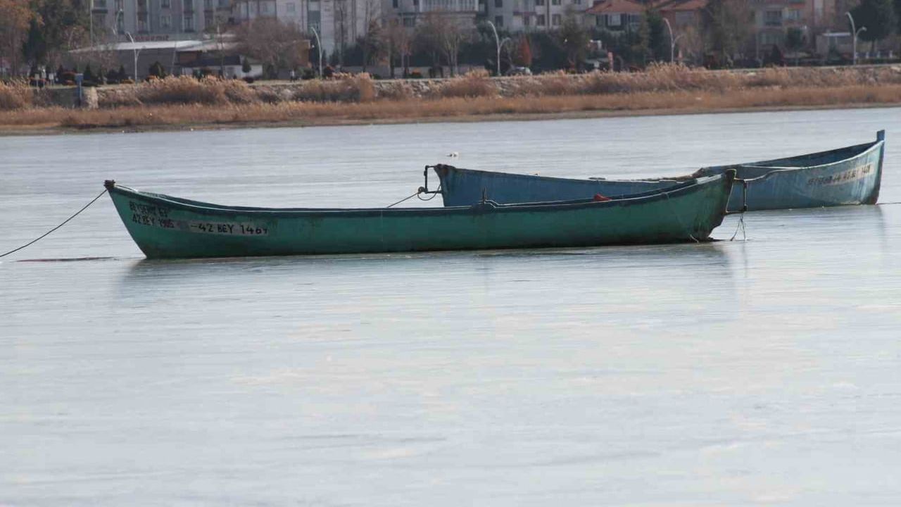 Beyşehir Gölü Kıyıları Dondu — Balıkçılar Mesaiye Ara Verdi