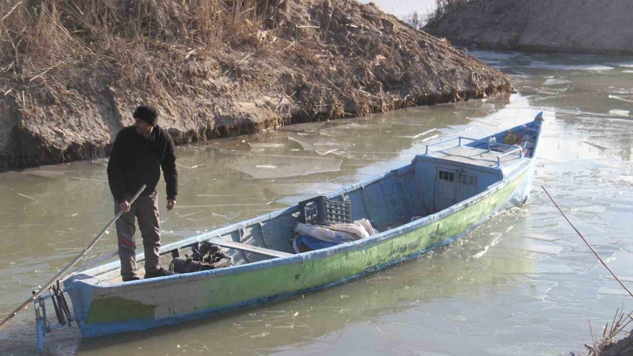 Beyşehir Gölü'nde Buzla İmtihan: Balıkçılar Durdu, Kuşlar Kıyıya İndi