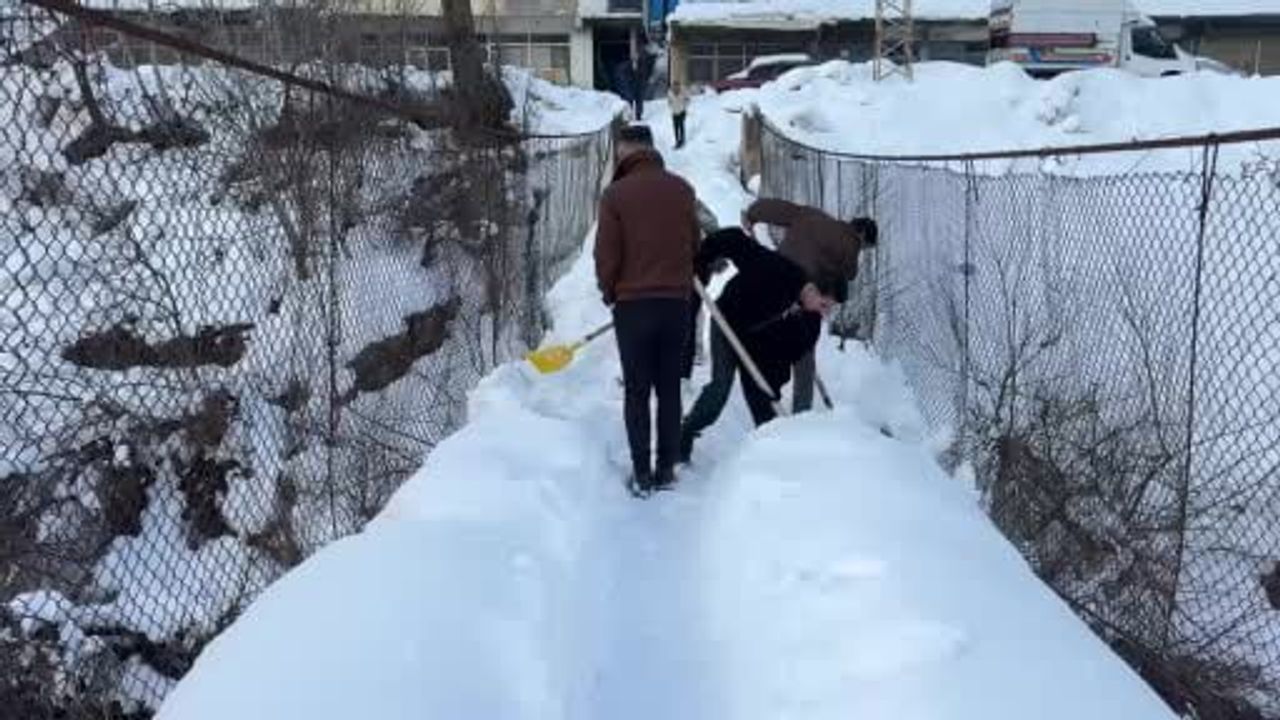 Beytüşşebap'ta 52 Yıllık Tahta Köprü İçin Kar Nöbeti