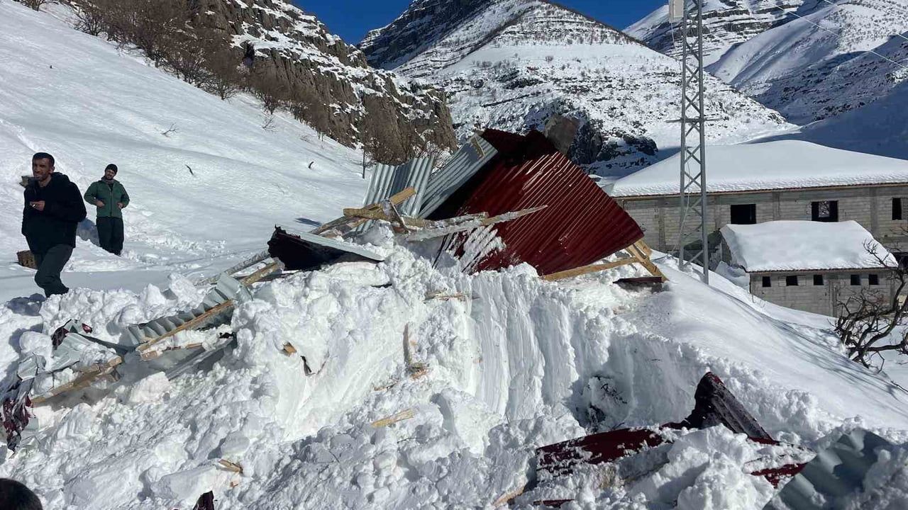 Beytüşşebap’ta Çığ Altından 3 Ev, 2 Baraka ve 1 Araç Çıkarıldı