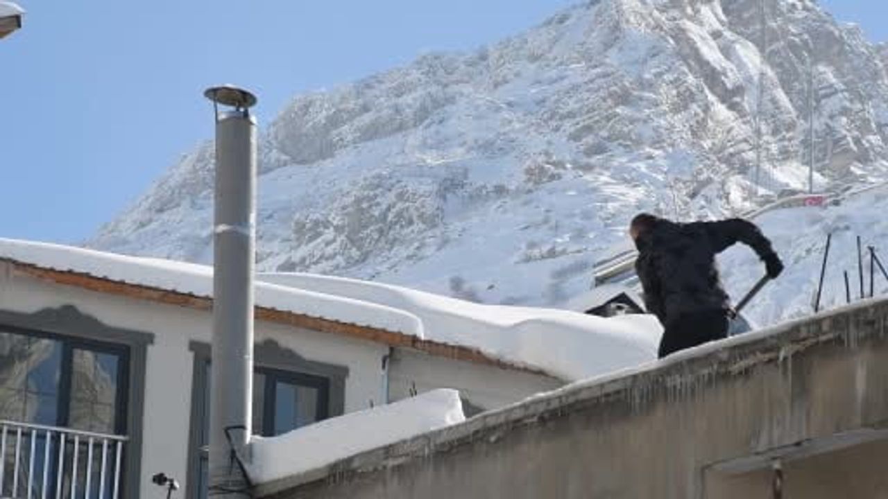 Beytüşşebap'ta Damlarda Biriken 2 Metrelik Kar Temizleniyor