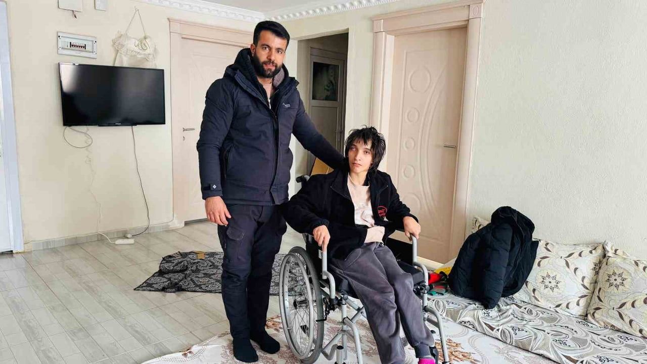 Beytüşşebap’ta Engelli Kıza Tekerlekli Sandalye Bağışı — Polis Mustafa Şahin