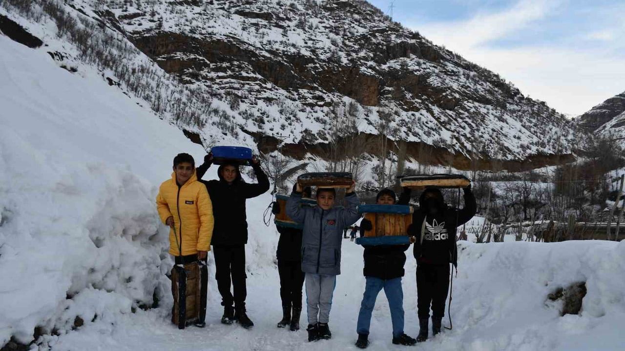 Beytüşşebap'ta Kar Keyfi: Çocuklar Kapanan Yolları Kızak Pistine Çevirdi