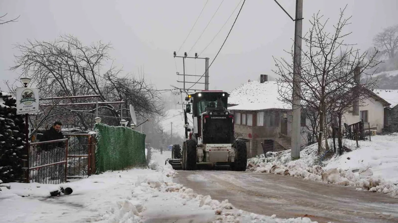 Biga'da Karla Kaplanan 2 Köy Yolu Açıldı