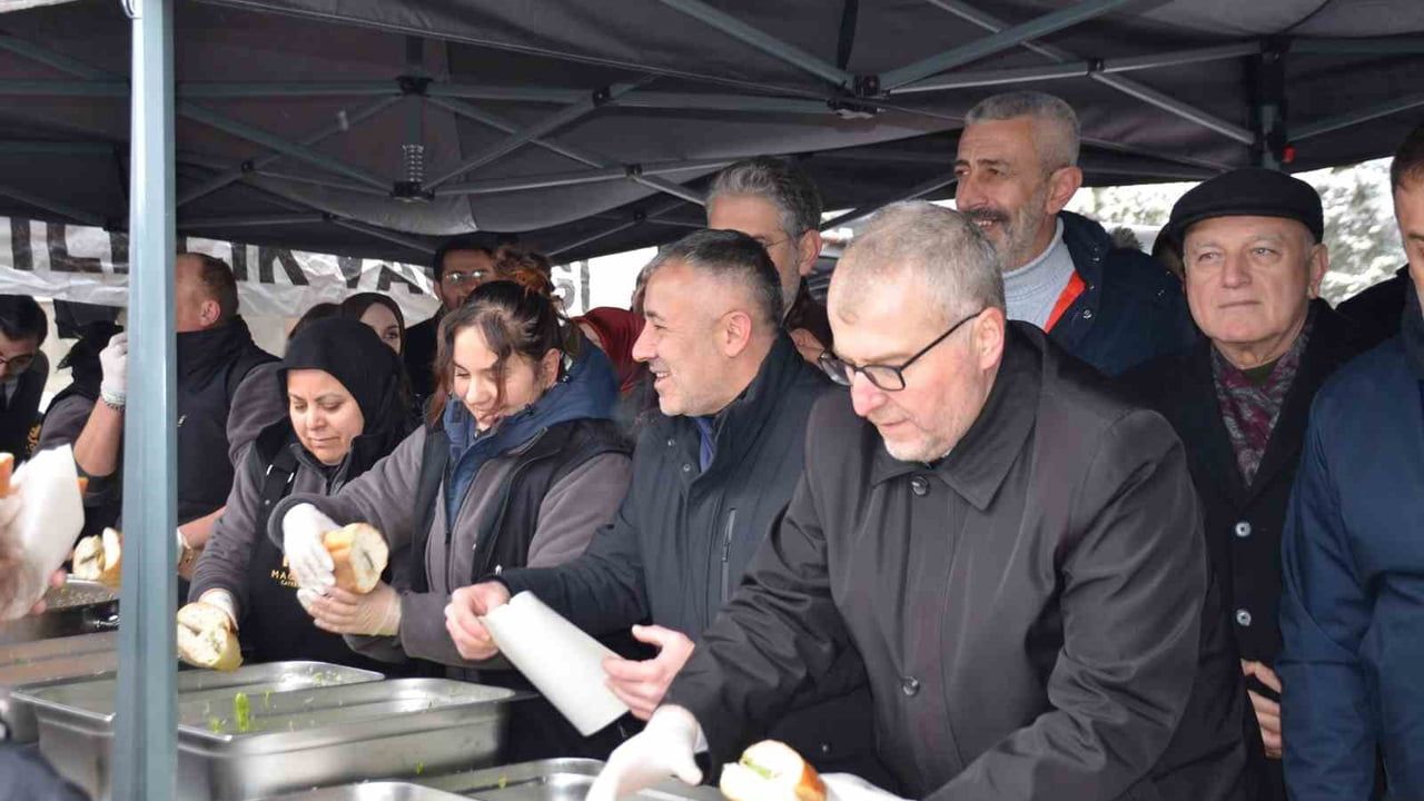 Bilecik Gölpark Kış Festivali'nde 2 Ton 11 Kg Hamsi Dağıtıldı
