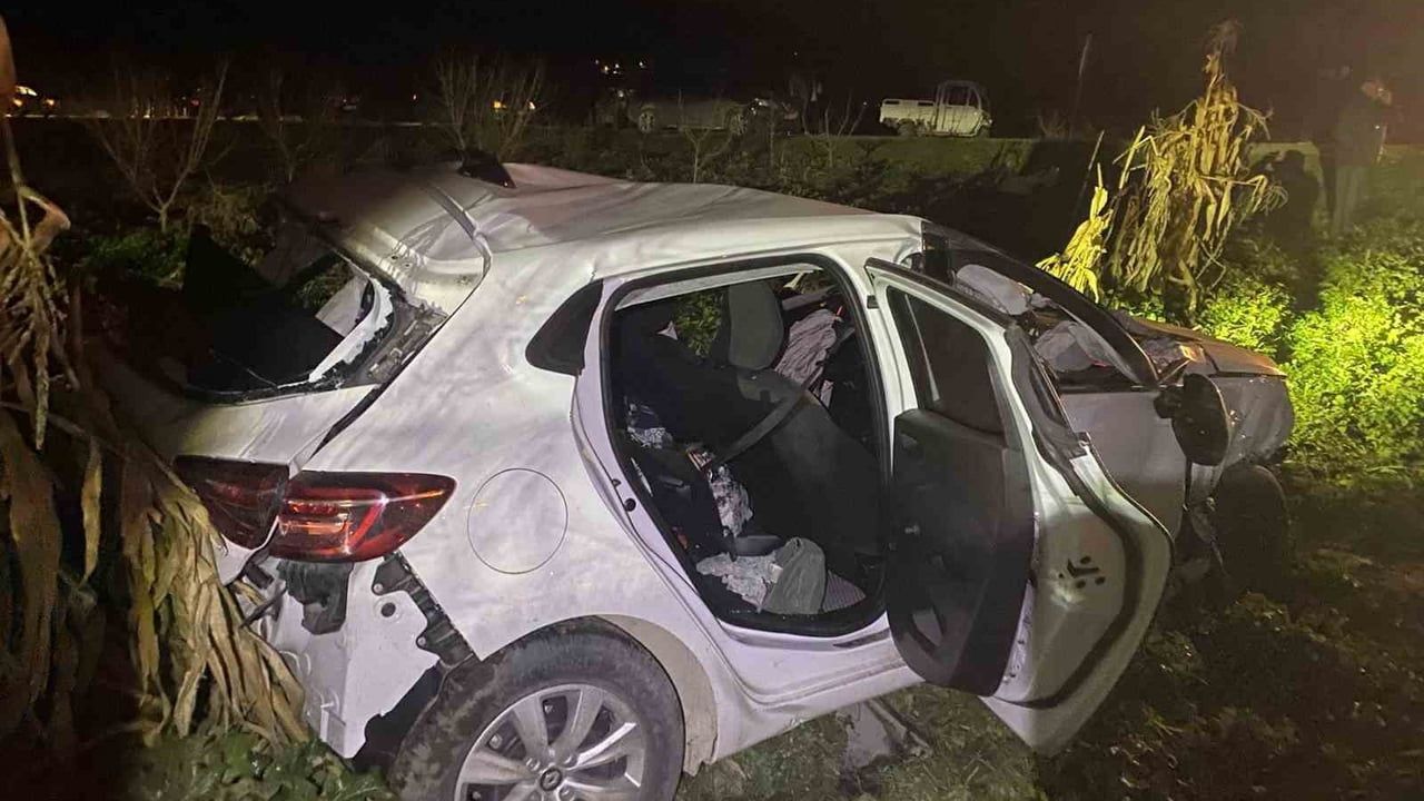 Bilecik Osmaneli’de Otomobil Tırlara Çarptı: 2 Yaralı