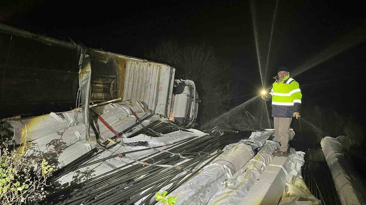 Bilecik Osmaneli'de Tır Kazası: Sürücü Direksiyon Hakimiyetini Kaybetti