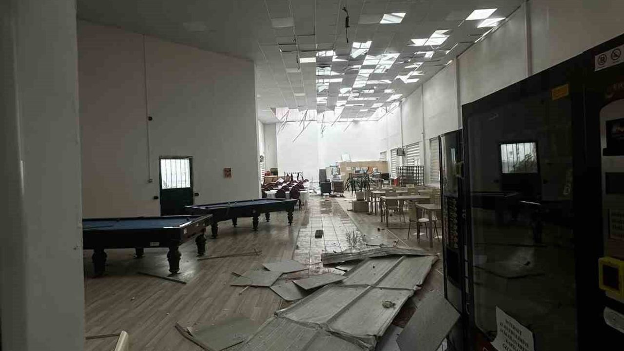 Bilecik Pazaryeri'nde Fırtına: Çatılar Uçtu, Ağaçlar Devrildi