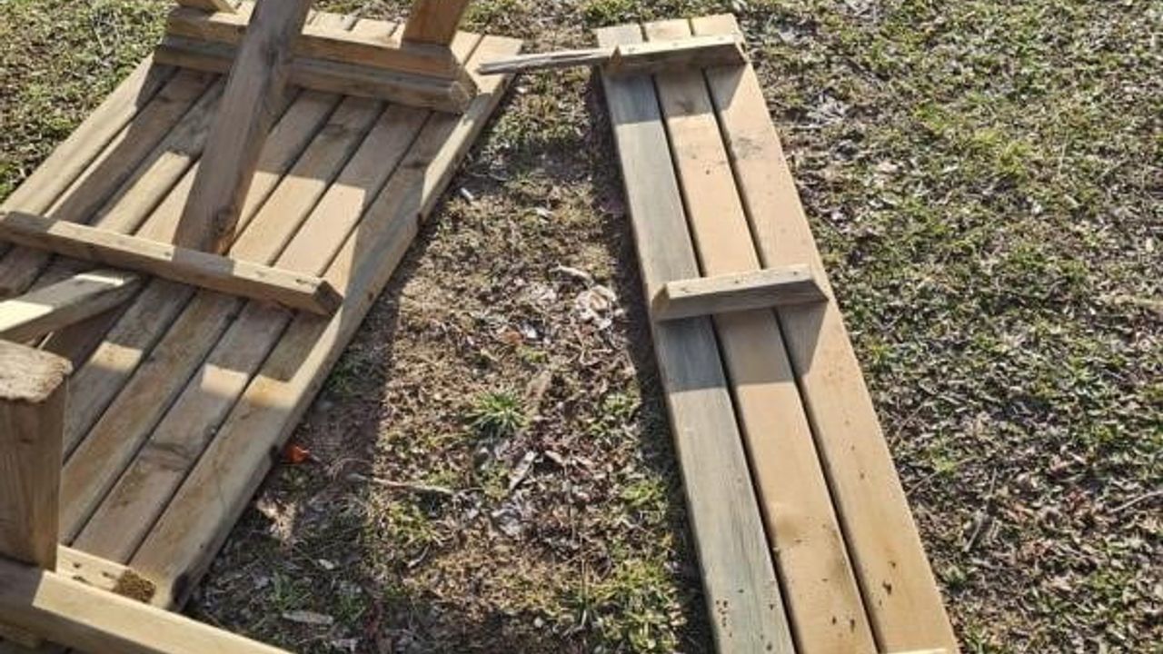 Bilecik Söğüt'te Belediyeye Ait Banklara Zarar