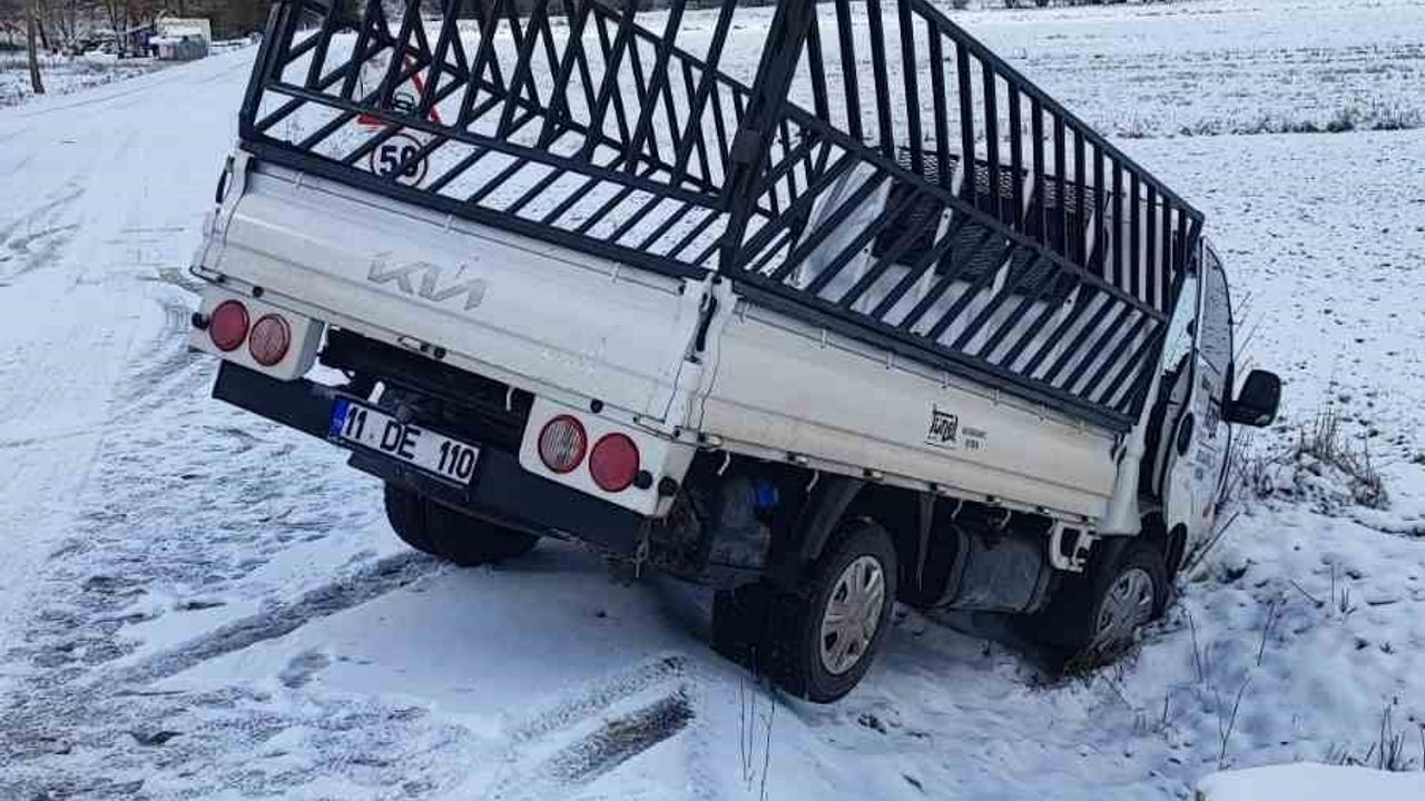 Bilecik'te Buzlu Yolda Kayan Araç Tarlaya Uçtu: 1 Yaralı