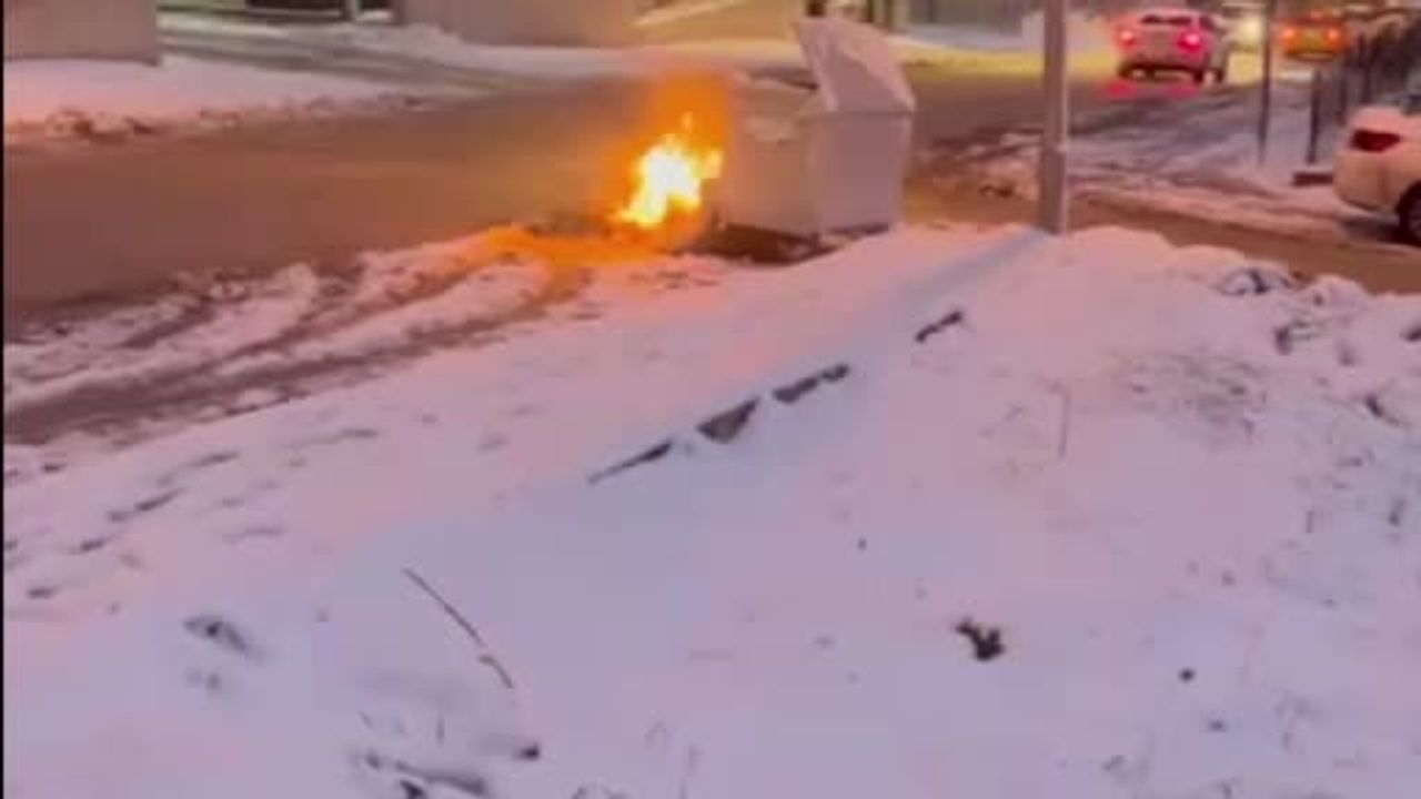 Bilecik'te Çöp Konteynırı Yanına Bırakılan Eşyalar Alev Aldı