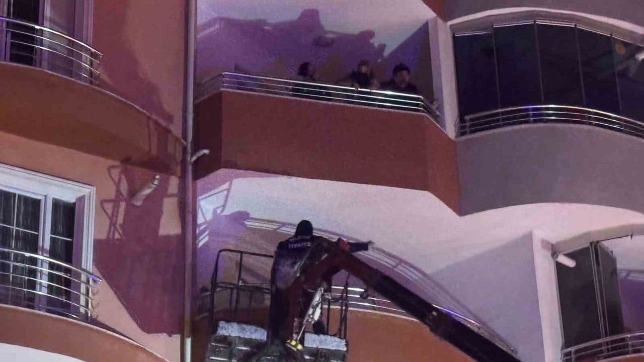 Bilecik'te Elektrik Kaynaklı Yangın: 5 Kişi Dumandan Etkilendi