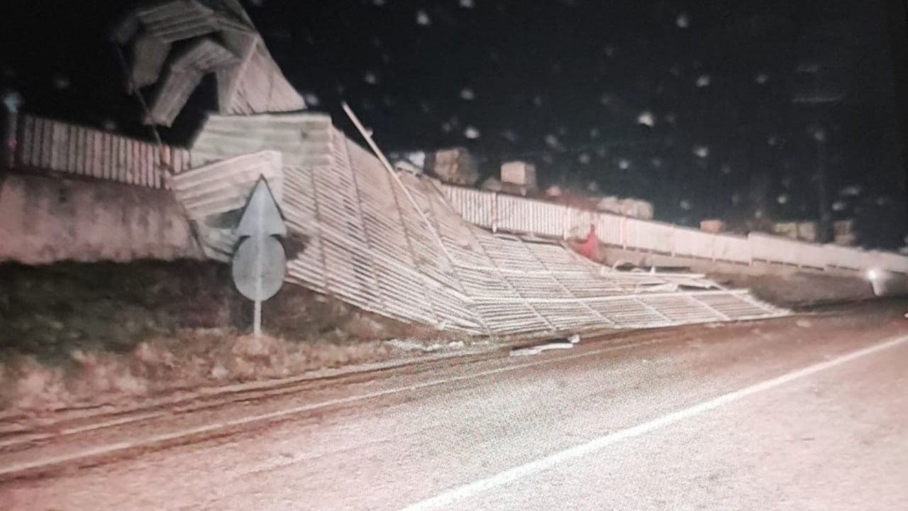 Bilecik'te Fırtına: Seramik Fabrikanın Çatısı Uçtu