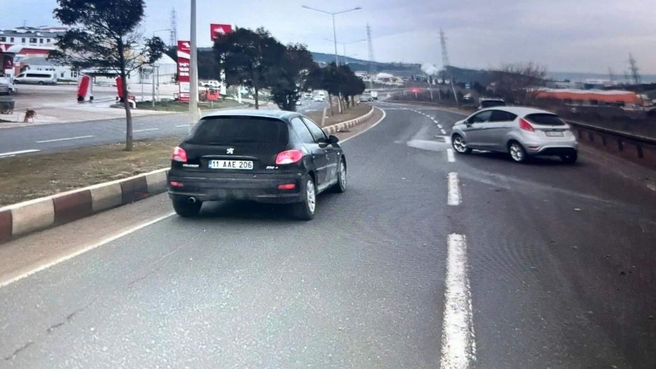 Bilecik’te Kaza: 26 NY 239 Plakalı Otomobil Bariyere Çarptı