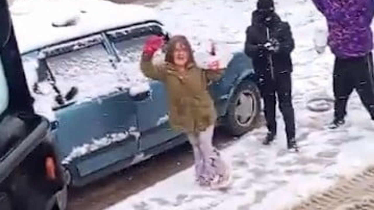 Bilecik'te Kepçe Çocukların Kar Toplarıyla Durdu