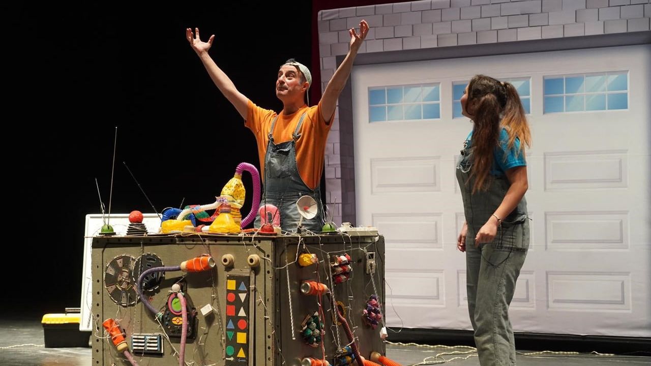 Bilecik'te Kukla Gösterisi ve 'Yıldız Avcısı' Tiyatrosu Çocuklarla Buluştu