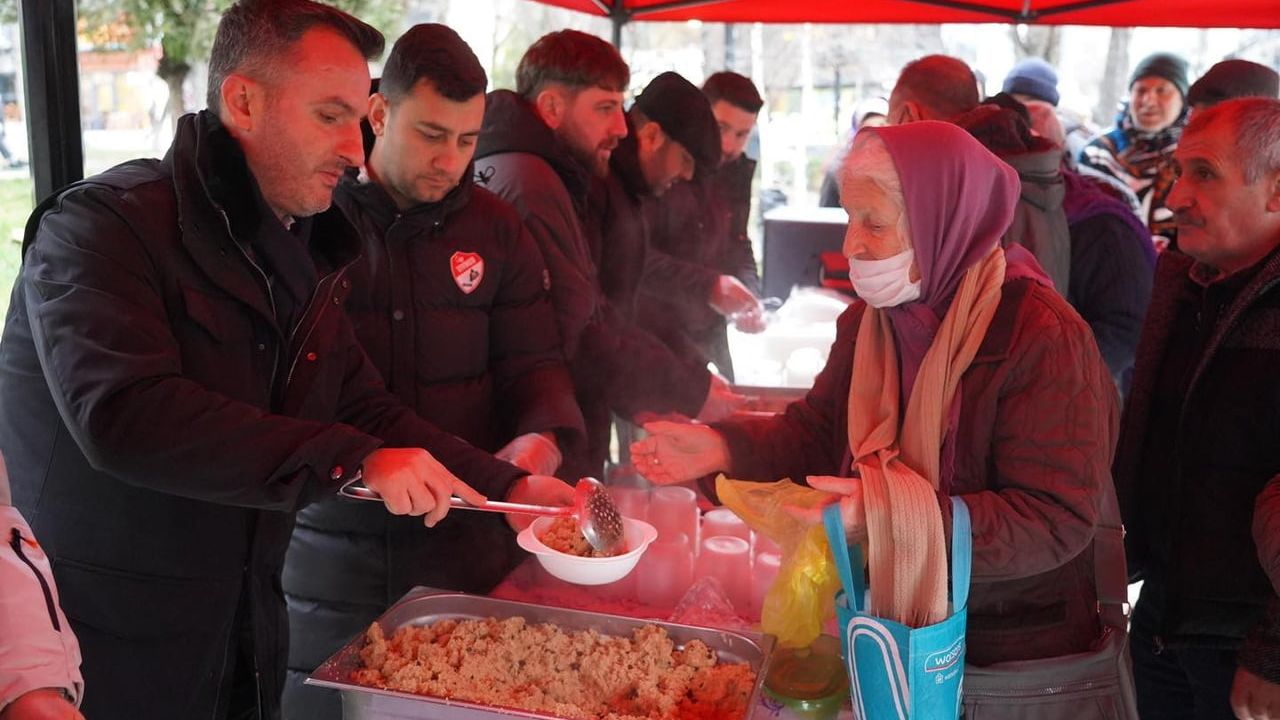 Bilecik'te Miraç Kandili'nde Helva İkramı