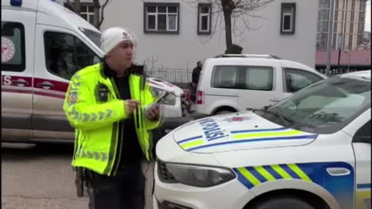 Bilecik'te Motosiklet Sürücüsü, Otomobile Çarpmamak İçin Fren Yapınca Devrildi