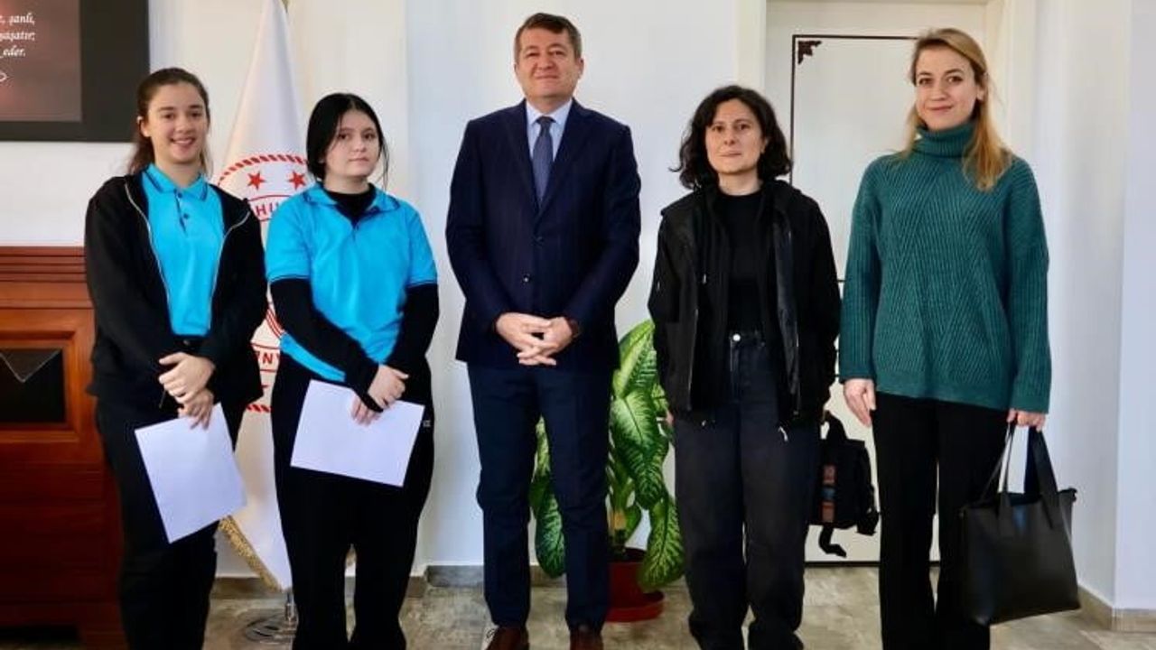 Bilecik'te Okul Dergisi Söyleşisi: Şimşek, Osmangazi Öğrencileriyle Bir Araya Geldi