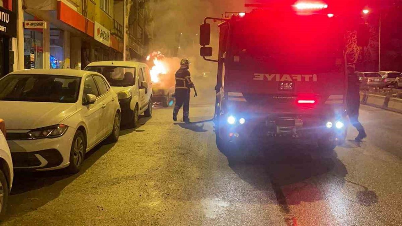 Bilecik'te Park Halindeki Otomobil Alev Alev Yandı