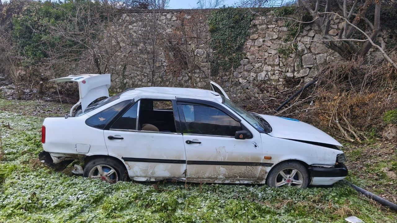 Bilecik'te Şarampole Uçan Otomobil: 3 Yaralı (26 GB 701)
