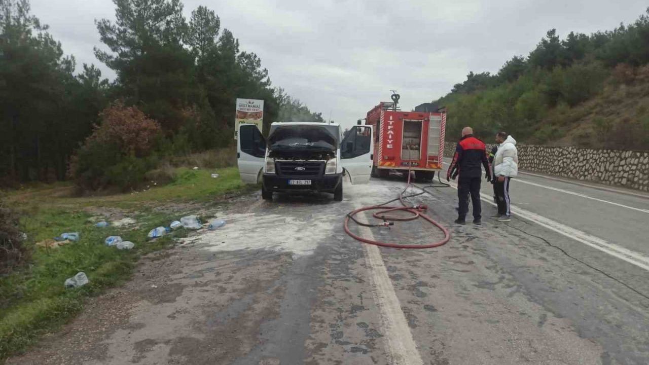 Bilecik'te Seyir Halindeki Ticari Araç Alev Aldı