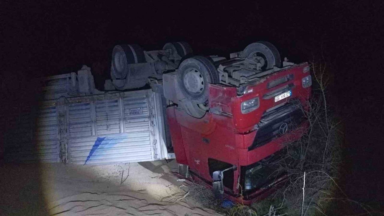 Bilecik'te Seyir Halindeki Tır Devrildi: 3 Yaralı