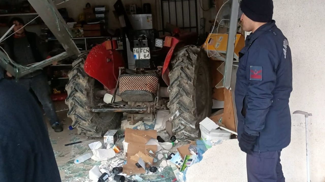 Bilecik'te Traktör Kontrolden Çıkarak Temizlik Malzemeleri İş yerine Daldı