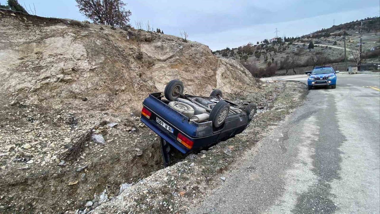 Bilecik’te yağışta kaza: Kontrolden çıkan otomobil takla attı, 2 yaralı
