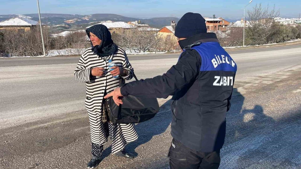 Bilecik’te Zabıta Takibinden Kaçan Kadın Dilenci Erkekler Tuvaletinde Yakalandı