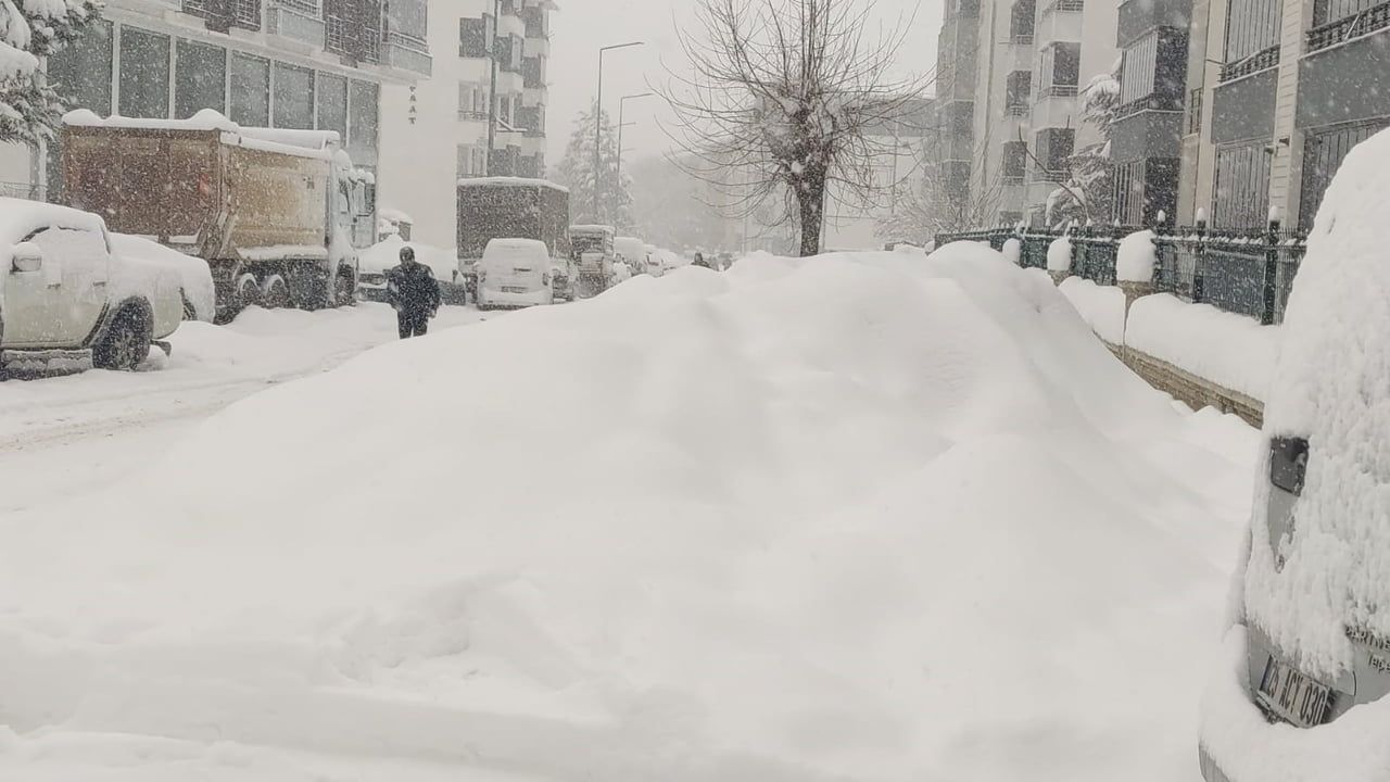 Bingöl'de Aralıksız Kar Yağışı Hayatı Etkiledi